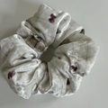 Cremefarbener Samt Scrunchie mit Bärenmuster für elegante hohe Pferdeschwanz Frisuren - Weißer Bärenstil