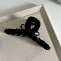Elegante pinza de pelo de felpa negra con lazo de cuero y muelle de metal dorado - Grande / Negro