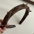 Detailansicht des handgefertigten Etiketts und der Textur am braunen Karo-Haarreif - Khaki Kariert (3#)