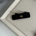 Elegante clip para el pelo de punto negro con lazo de cuero y placa de metal dorado - Pinza de Pelo Cuadrada de Rayas Negras