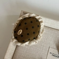 Makroaufnahme einer gepunkteten Stoffbrosche mit beiger Spitze und goldenem Dekor - Grünes Punktmuster Spitze Haaraccessoire (12#)
