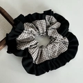 Detalle de un coletero grande con tela negra de doble capa y diseño de cuadros moderno - Patchwork a Cuadros con Borde de Encaje Negro