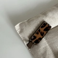 Vue détaillée d'une pince à cheveux léopard avec bordure festonnée marron sur toile - Square Seamless Hair Clip / Léopard Café
