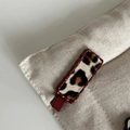 Detalle de pinza para pelo de leopardo con bordes de resina ondulados y base de metal - Square Seamless Hair Clip / Leopardo Té Con Leche