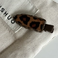 Detalle de cerca de la pinza para el pelo de leopardo con acabado de textura ondulada - Pinza de Pelo Triángulo Sin Costuras / Leopardo Café Oscuro
