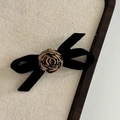 Detail van elegante zwart fluwelen haarclip met luipaardprint stoffen roos in het midden - Luipaard Roos Zwarte Strik Haarklem