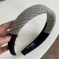 Detailoverzicht van handgemaakte geruite hoofdband met dikke vulling en zachte stof - 3# Zwart Grijs Gestreept Haarsband