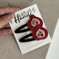 Detalle de horquillas de granada hechas a mano en cuero con cuentas para niñas - Cereza Roja