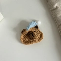 Pinza para el pelo de Capibara tejida a mano con gorro de punto azul y pompón - Carpincho Té con Leche con Sombrero Azul