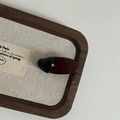 Fermaglio vintage rosso vino con cuore nero su un vassoio di legno decorato - Cuore Nero Ovale Rosso