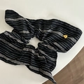 Elastico per capelli retrò a righe con motivi geometrici e ciondolo a cuore dorato - Nero