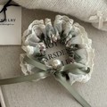 Coletero de encaje blanco con lazo de satén verde y colgante de perla elegante - Coletero de Perlas y Encaje con Lazo Verde