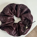 Dettaglio scrunchie bordeaux con fiocco in pelle e ciondolo in metallo dorato - Elastico Fiocco Borgogna #5