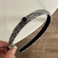 Détail d'un serre-tête tissé gris avec bouton noir vintage et ornement en métal argenté - 2# Bandeau Gris avec Pierres Noires