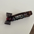 Dettaglio del fermaglio per capelli a fiocco in resina marrone con perline di cristallo - Fiocco Caffè con Strass