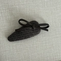Detail der Vintage-Schleifen-Haarspange aus Kunstleder mit dunkelbraunem Herz-Stoffsockel - 2# Grau Dreieck Khaki Schleife