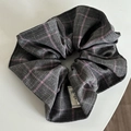 Roze en grijze geruite scrunchie van geweven stof met gedetailleerd wasvoorschrift - Grijs Roze Gestreepte Scrunchie