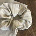 Dettaglio di un elastico per capelli a righe panna e grigie con trama in cotone - 1# Scrunchie a Righe Giallo