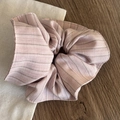 Elastico per capelli a righe rosa in morbido cotone su fondo in legno naturale - 2# Scrunchie a Righe Rosa