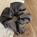 Elastico per capelli a righe color caffè con texture plissettata su sfondo in legno - 3# Scrunchie a Righe Nero