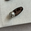 Détail de la pince à cheveux en fausse fourrure léopard avec une perle grise - Café Ovale Gris Perle