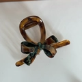 Pinza per capelli in acetato tartarugato con dettaglio fiocco in smalto colorato - Molletta a Granchio Piccola con Fiocco
