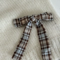 Fermaglio per capelli a quadri blu vintage con nastri su sfondo in maglia bianca - Fermaglio Fiocco A Righe Blu Marrone