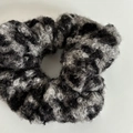 Detaillierte Makroansicht der flauschigen grauen Leoparden-Kunstpelzstruktur dieses Scrunchies - 3# Grau Leopard Wolle Haargummi