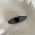 Vintage donkergrijze stoffen haarklem met zwart fluwelen hartje in een wit schaaltje - Grijs Ovaal Zwart Hart