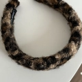 Detail eines Plüsch-Haarreifens mit Leopardenmuster und handgefertigtem Etikett - 4# Kaffee Leopard Wolle Stirnband