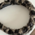Detailaufnahme vom Plüsch-Haarreif mit Leopardenmuster und gewebtem Hand Made Etikett - 5# Heller Leopard Wolle Stirnband