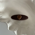 Detail van een bruine geweven haarclip met een beige fluwelen hart op wit bord - Khaki Ovaal Koffie Hart