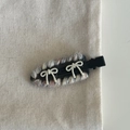 Detail of woven fabric bow hair clip featuring mixed yarn and delicate white ribbon knots - Grey (with White Color Wool/White Bow)