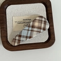 Dettaglio fermaglio per capelli vintage a quadretti blu su lino e vassoio di legno - Fermaglio Capelli Triangolo A Righe Blu Marrone