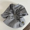 Vista dettagliata dell'elastico per capelli a righe grigie con placca dorata e etichetta - Grigio Chiaro Scrunchie