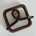 Détail de la pince à cheveux marron chocolat avec l'inscription dorée Barrette La France - Large Cross Hollow Style