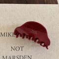 Pinza per capelli in acetato rosso scuro con logo dorato su sfondo in tessuto beige - 1# Pinza per Capelli Rossa
