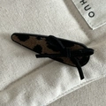 Detalle de pinza para el pelo con estampado de leopardo y lazo sobre lino rústico - Lazo Negro / Leopardo Café