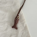 Pendentif poisson marron fait main en lin pour enfants avec des yeux en bouton de bois - Poisson à Bouton en Bois Brun Foncé (8#)