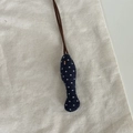 Dettaglio di un ciondolo a forma di pesce in tessuto fatto a mano con ricami - Pesce a Pois Blu Scuro (5#)