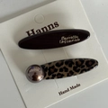 Detalle del set de pinzas para el cabello con estampado de leopardo y color chocolate - Par de Pinzas Ovaladas Largas Marrón Leopardo