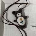 Pendentif ours brun en velours avec broderie tulipe sur fond de lin gris neutre - Ours en Velours Côtelé Tulipe (19#)