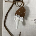 Pendentif champignon en tissu marron avec dentelle et perle pour collier enfant - Champignon en Dentelle de Perles (20#)