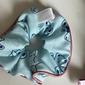 Schattige lichtblauwe pluche scrunchie met berenprint en roze satijnen bies - Blauwe Beer Haarelastiek (2#)