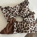 Detalle de coletero con estampado de leopardo, etiqueta THINGS y textura cosida - Estilo Leopardo Rojo Blanco