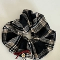 Détail d'un chouchou en tissu à carreaux avec nœud rouge et bouton vintage - Chouchou Rayé Noir Avec Bouton
