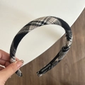 Gros plan d'un serre-tête écossais fait main avec un tissu à carreaux classique - Serre-tête Rayé Noir