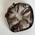 Braunes kariertes Haargummi mit Knopfloch-Detail und gewebtem Etikett für Herbstlooks - Haargummi / Khaki Gestreift Kaffee Haargummi
