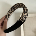Diadema de terciopelo francés con estampado de leopardo, logo dorado y diseño cosido - Diadema Costura Leopardo Negro