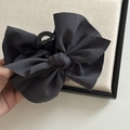 Détail du nœud en tissu gris foncé et de la pince crabe robuste pour la coiffure - Gris foncé